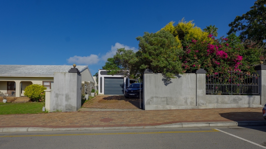 5 Bedroom Property for Sale in Bredasdorp Western Cape
